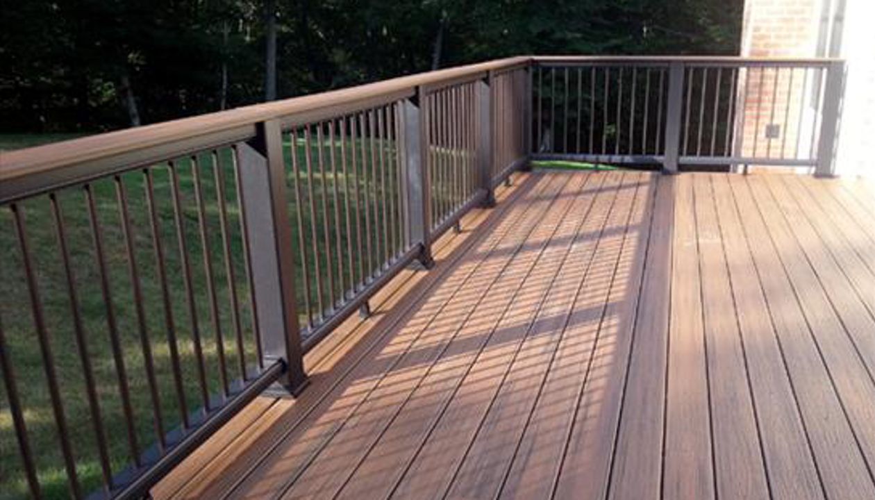 Trex Transcend Spiced Rum deck/cap rail, black vinyl rail