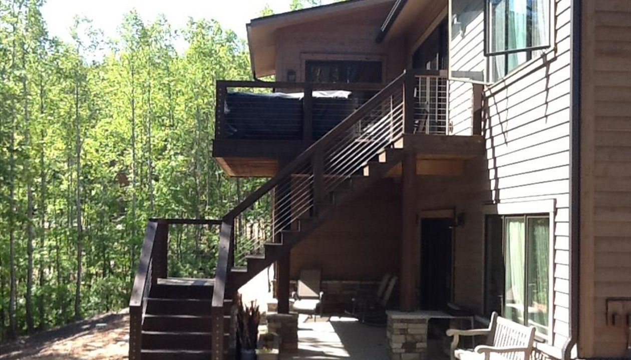 Trex Transcend Spiced Rum decking looks great with dark cable railings