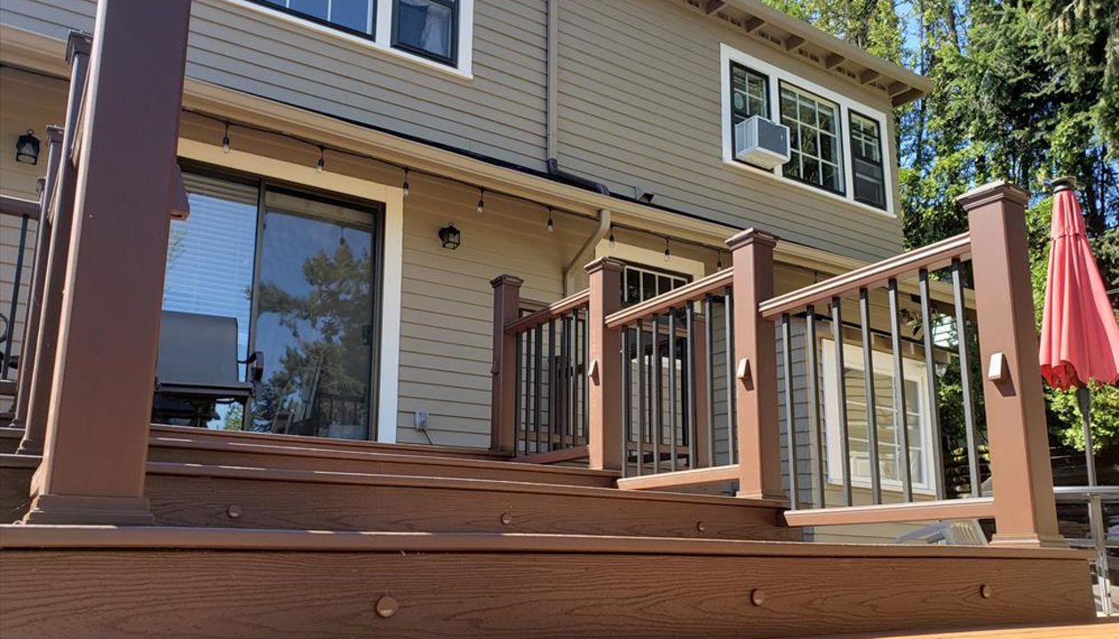 Trex Transcend Tiki Torch decking with Vintage Lantern boarder, Transcend Vintage Lantern railing with metal balusters and Trex lighting