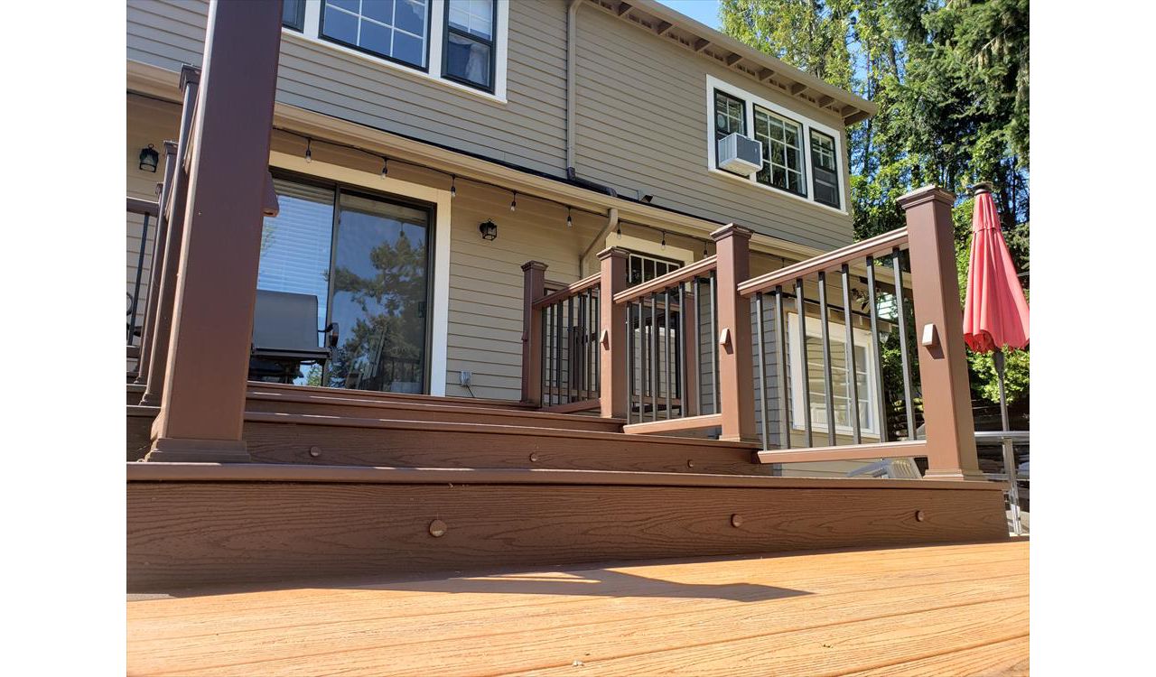 Trex Transcend Tiki Torch decking with Vintage Lantern boarder, Transcend Vintage Lantern railing with metal balusters and Trex lighting