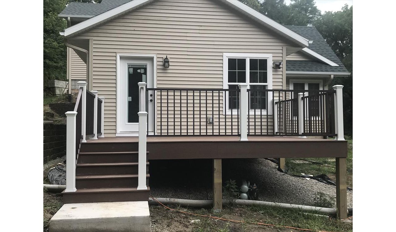 Trex Select Saddle Decking With White Transcends 4x4 Posts Sleeves &amp; Bronze Aluminum Signature Railing Sections Cedar Rapids Iowa