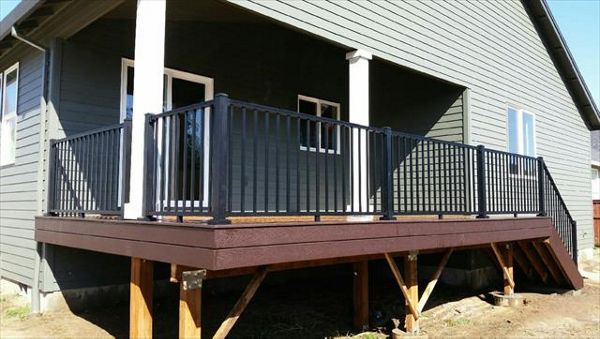 Trex Select in Saddle w/ Reveal hand rail in Charcoal Black