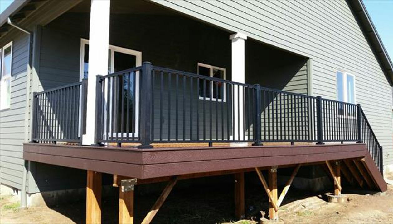 Trex Select in Saddle w/ Reveal hand rail in Charcoal Black