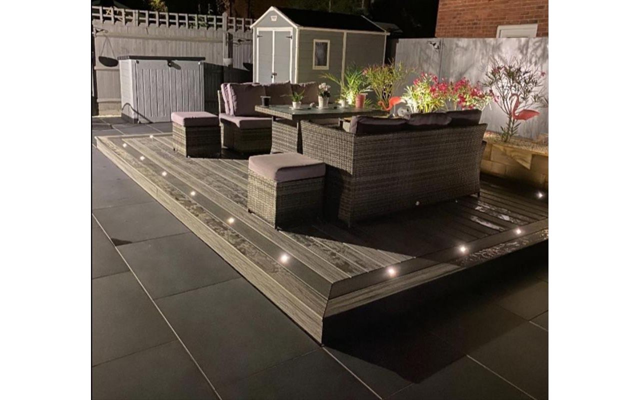 Trex Transcend Island Mist inlay with Trex Enhance Calm Water perimeter.
