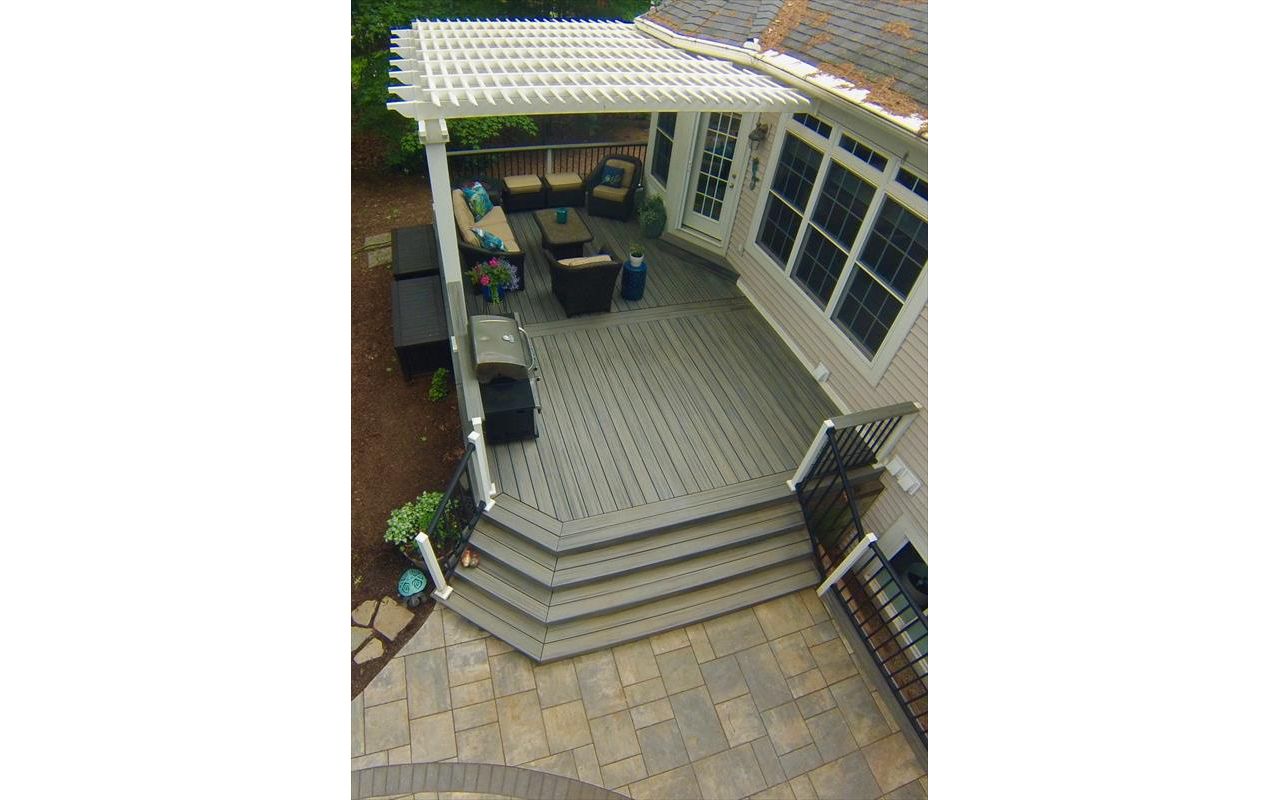 Custom Trex Transcend deck and Signature railing.