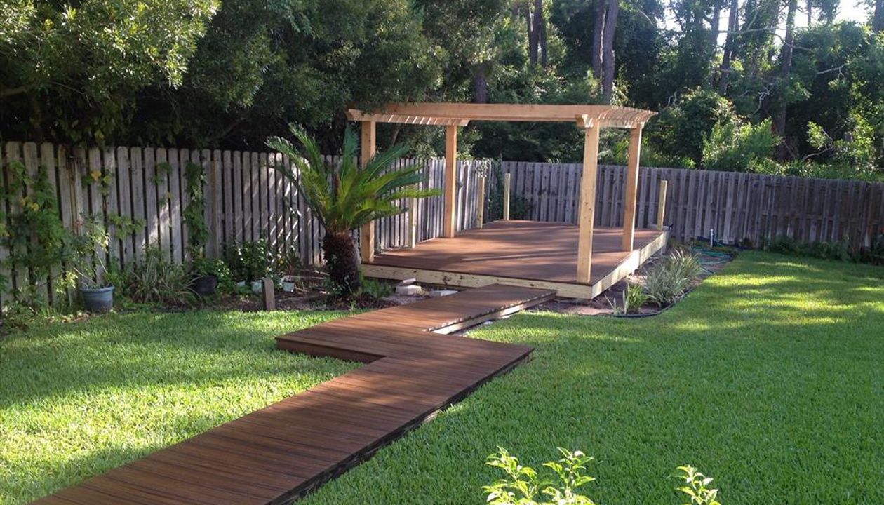 10' x 24' with Trex recessed lighting