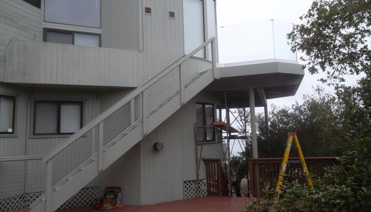 Custom Trex deck with wire handrails