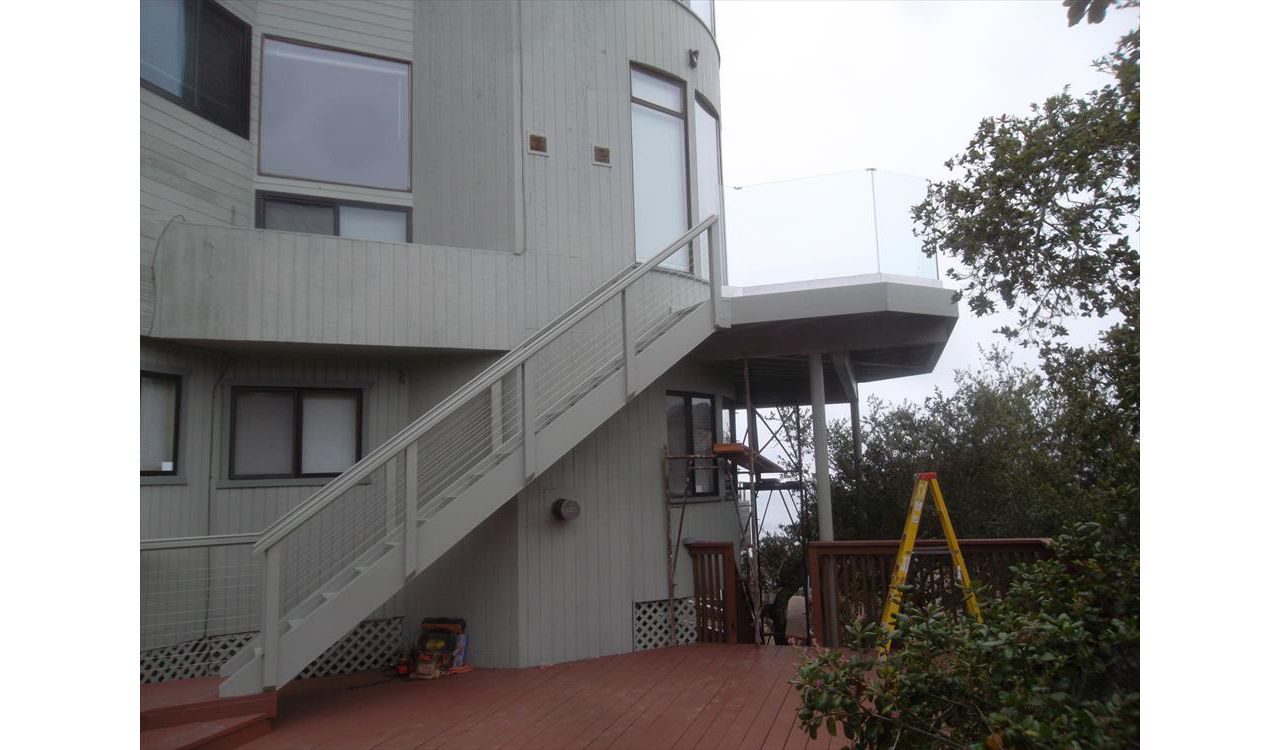 Custom Trex deck with wire handrails