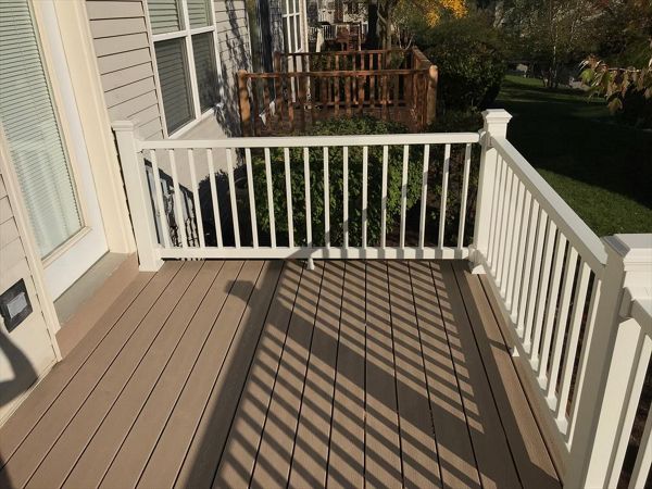 Small balcony deck with Trex Ropeswing color decking and Trex Railings.