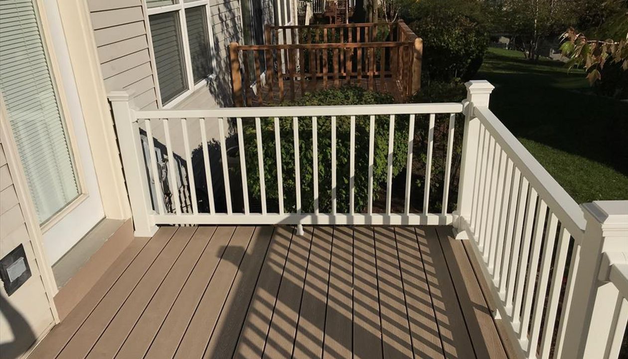 Small balcony deck with Trex Ropeswing color decking and Trex Railings.