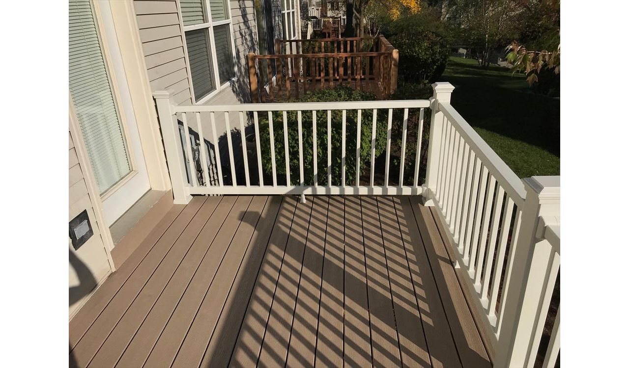 Small balcony deck with Trex Ropeswing color decking and Trex Railings.
