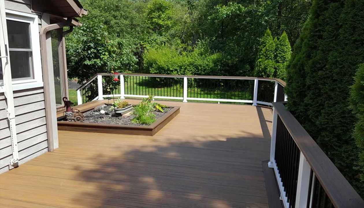 Trex Transcend Havana Gold and Spiced Rum with Class White Transcend railing