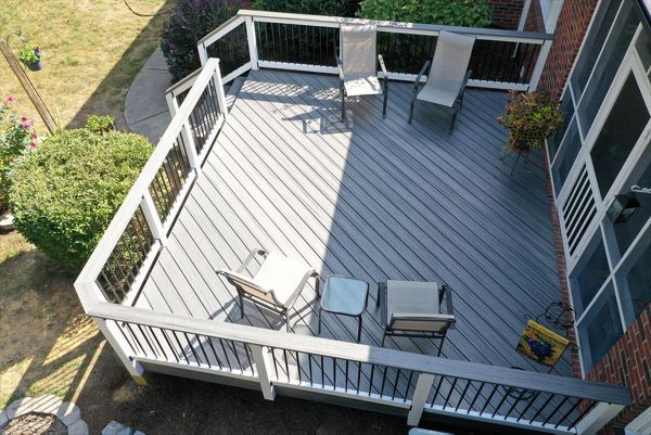 A wonderful Island Mist Deck with aluminum baluster rails. Perfect for enjoying on a lazy Saturday afternoon!