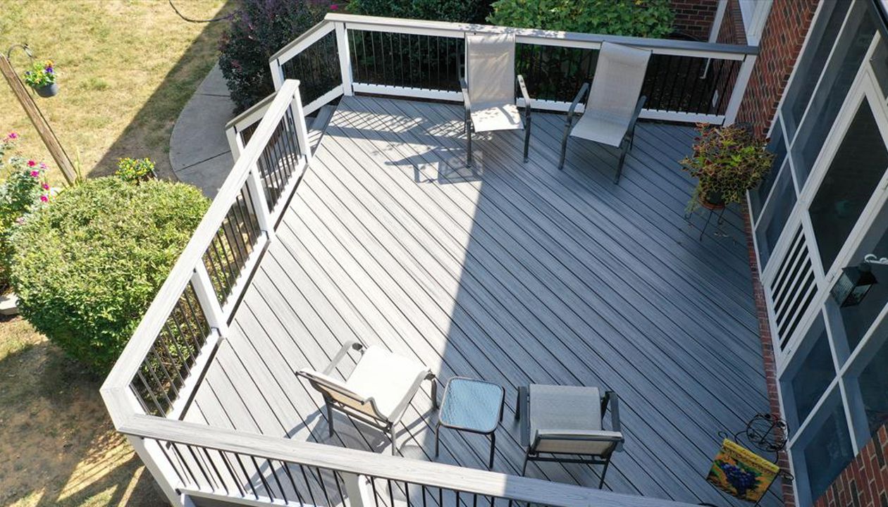 A wonderful Island Mist Deck with aluminum baluster rails. Perfect for enjoying on a lazy Saturday afternoon!