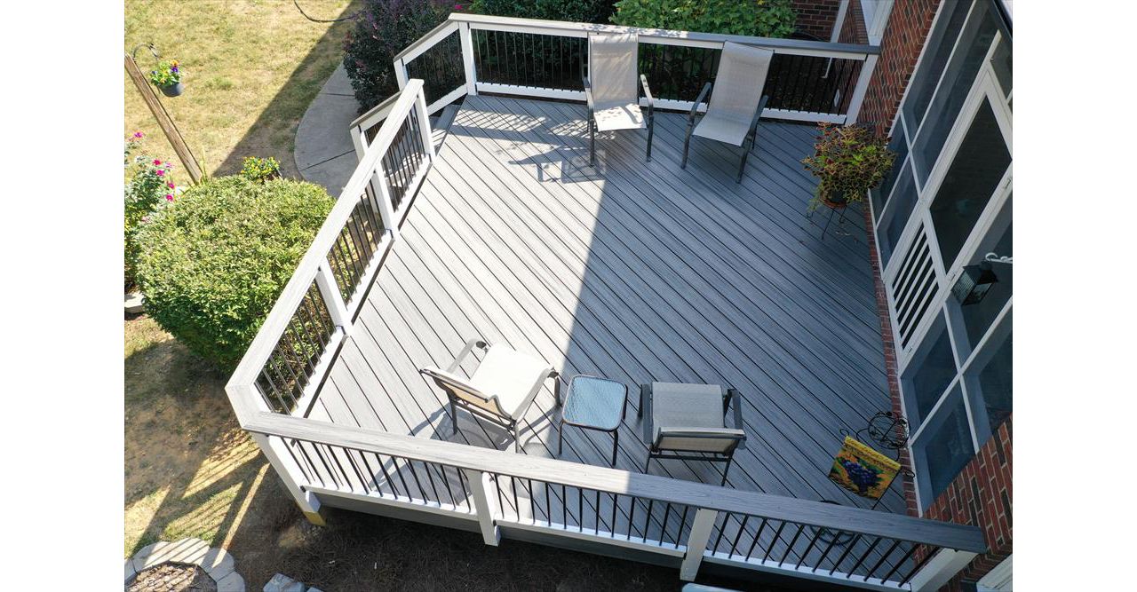 A wonderful Island Mist Deck with aluminum baluster rails. Perfect for enjoying on a lazy Saturday afternoon!