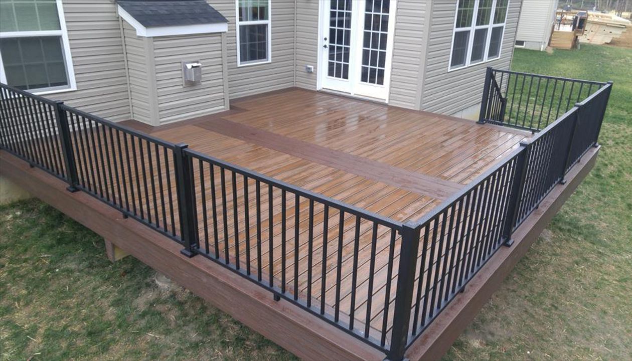 Trex Transcend Spiced Rum w/ Lava Rock border. Trex Signature Railing. Milford, OH