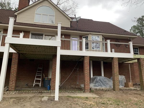 Trex Transcend Rope Swing with White vinyl post sleeves and pickets