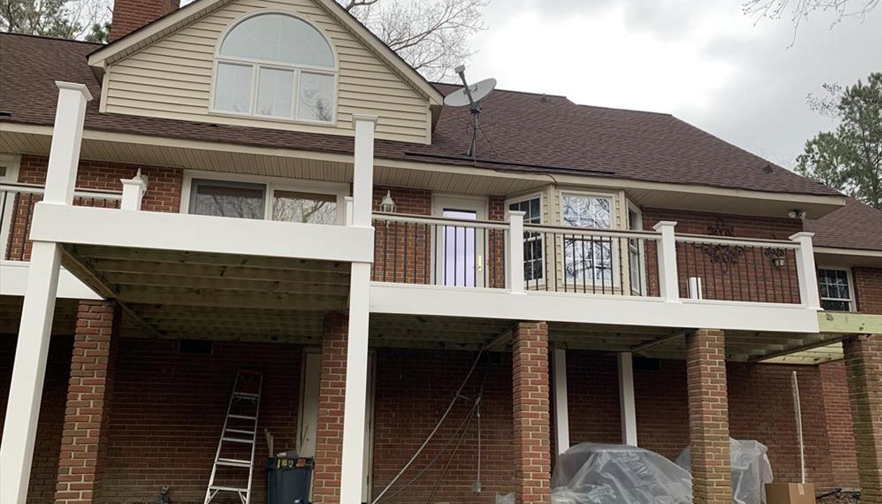 Trex Transcend Rope Swing with White vinyl post sleeves and pickets