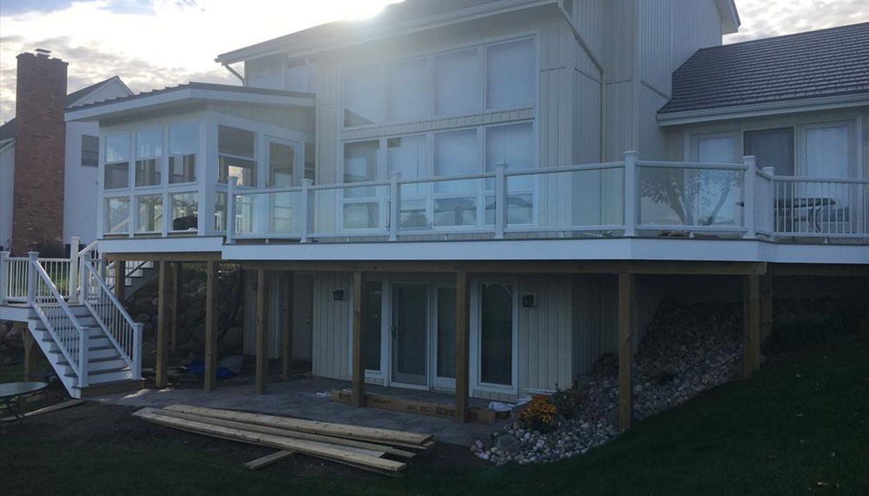 Trex select, 3 season screened porch. Davisburg