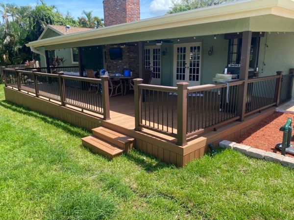 Trex Transcend Tiki Torch Decking with Vintage Lantern railings