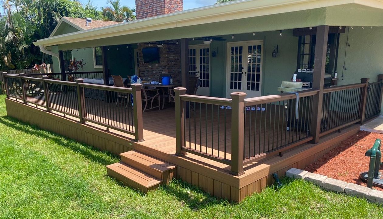 Trex Transcend Tiki Torch Decking with Vintage Lantern railings