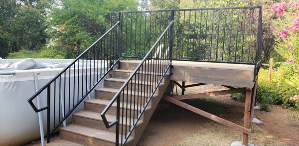 Custom Trex deck in Havana Gold with Spiced Rum border in Redding, with hidden fasteners and custom railing in a backyard.  Majestic Builders is proud to provide top quality composite decks that will last a lifetime.