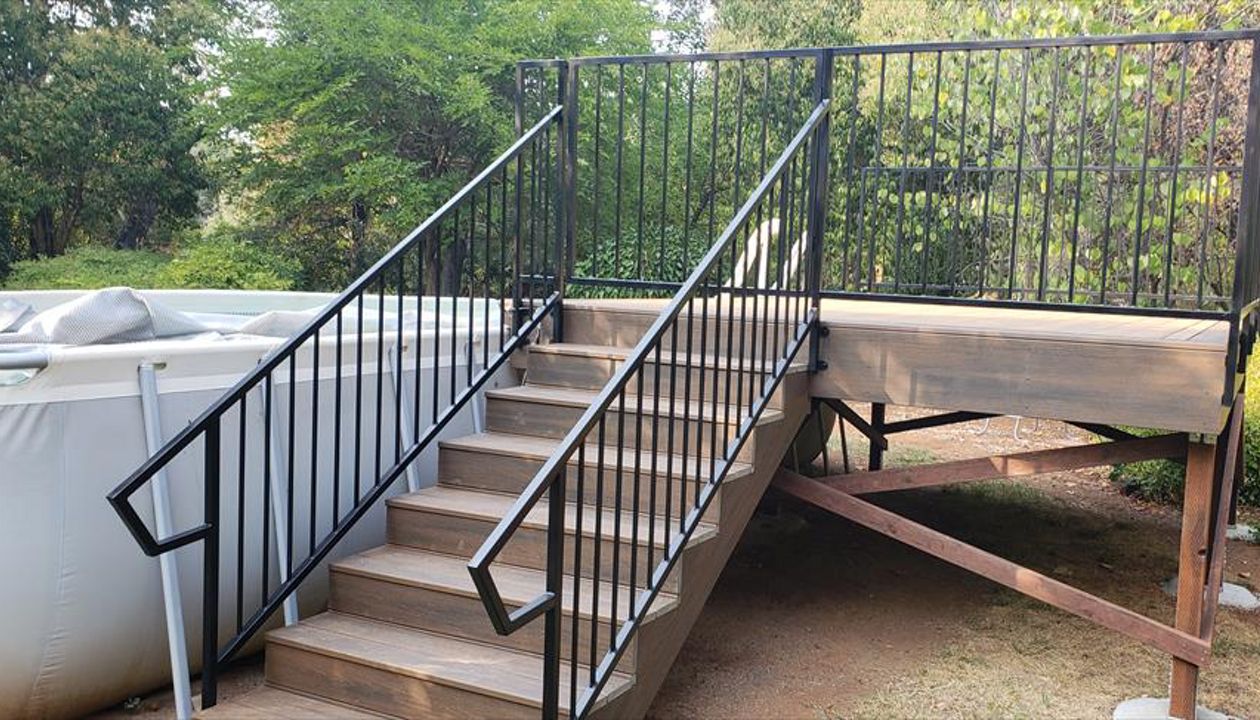 Custom Trex deck in Havana Gold with Spiced Rum border in Redding, with hidden fasteners and custom railing in a backyard.  Majestic Builders is proud to provide top quality composite decks that will last a lifetime.