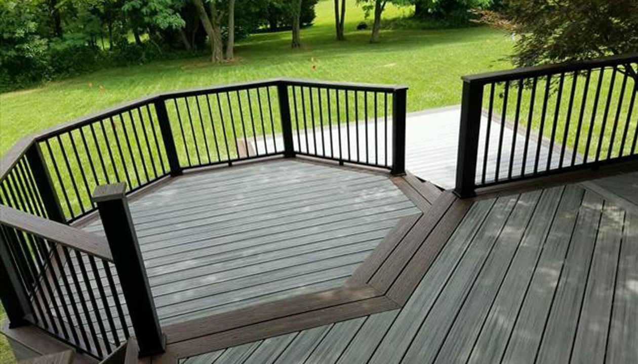 Trex Transcend Island Mist w/Lava Rock Border