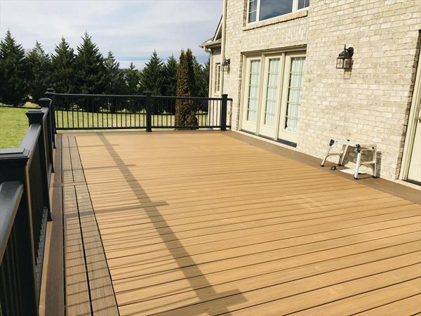 Trex Transcend Havana Gold deck with Spiced Rum picture frame & Transcend Charcoal Black rails makes a stunning design statement!
