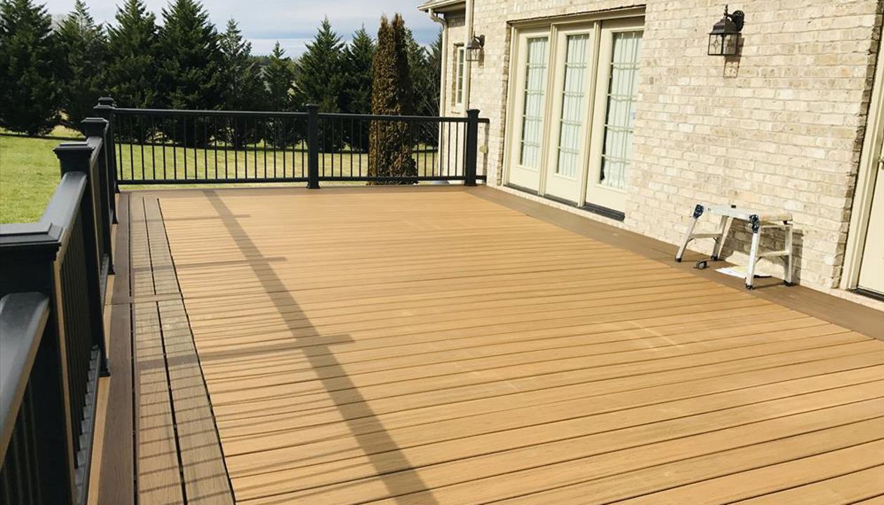 Trex Transcend Havana Gold deck with Spiced Rum picture frame & Transcend Charcoal Black rails makes a stunning design statement!
