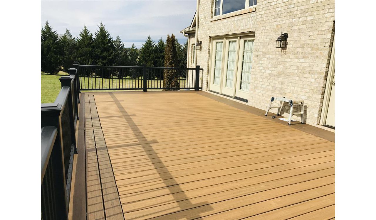 Trex Transcend Havana Gold deck with Spiced Rum picture frame & Transcend Charcoal Black rails makes a stunning design statement!