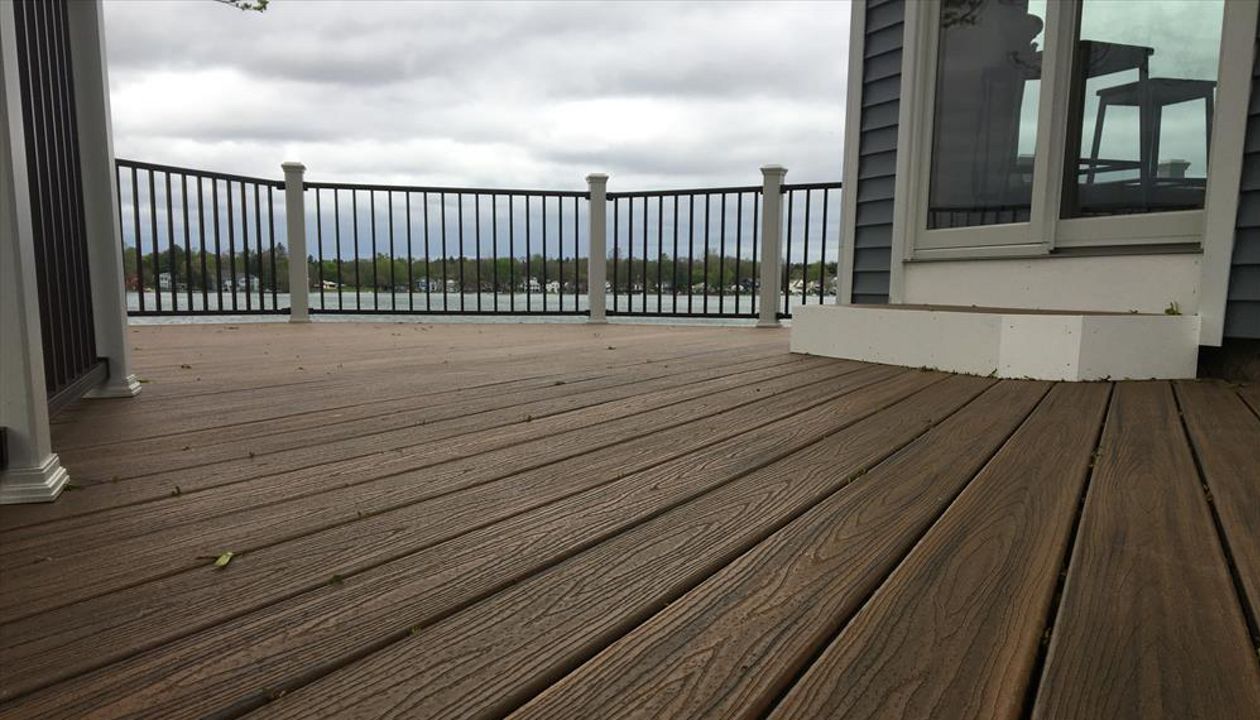 Trex Transcend Spiced Rum decking with Trex Signature Railing and Classic White Transcend post sleeves