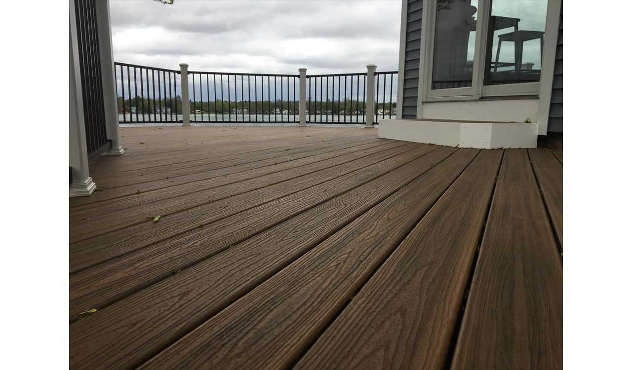 Trex Transcend Spiced Rum decking with Trex Signature Railing and Classic White Transcend post sleeves