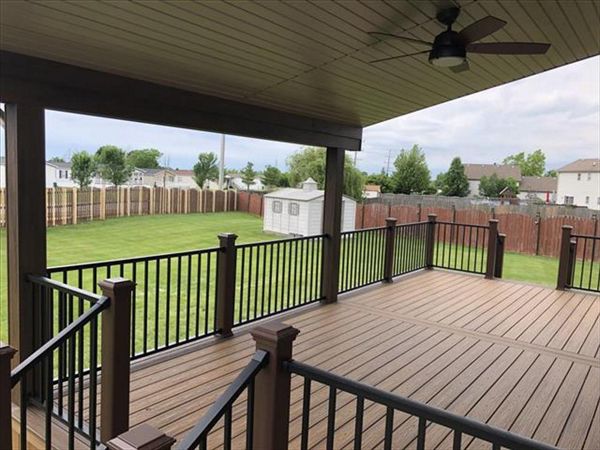 Frankfort, IL Havana Gold decking with Spiced Rum Border - Vintage Lanturn Posts and black Signature railings