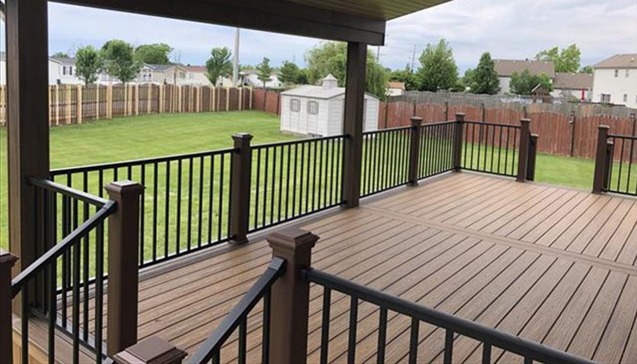 Frankfort, IL Havana Gold decking with Spiced Rum Border - Vintage Lanturn Posts and black Signature railings