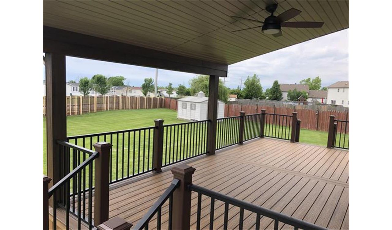 Frankfort, IL Havana Gold decking with Spiced Rum Border - Vintage Lanturn Posts and black Signature railings