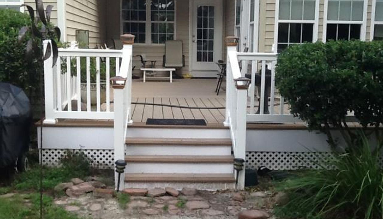 Nice inviting stairs for Trex Transcend Rope Swing deck