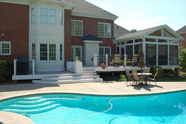 Trex Transcend Spiced Rum deck with Trex Transcend Vintage Lantern handrails with Trex Elevations framing in Advance, NC.