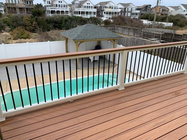 Trex Tiki Torch Decking and Transcends Rail (Tiki Torch 2x6 Cap and Round Black Aluminum Balusters)
