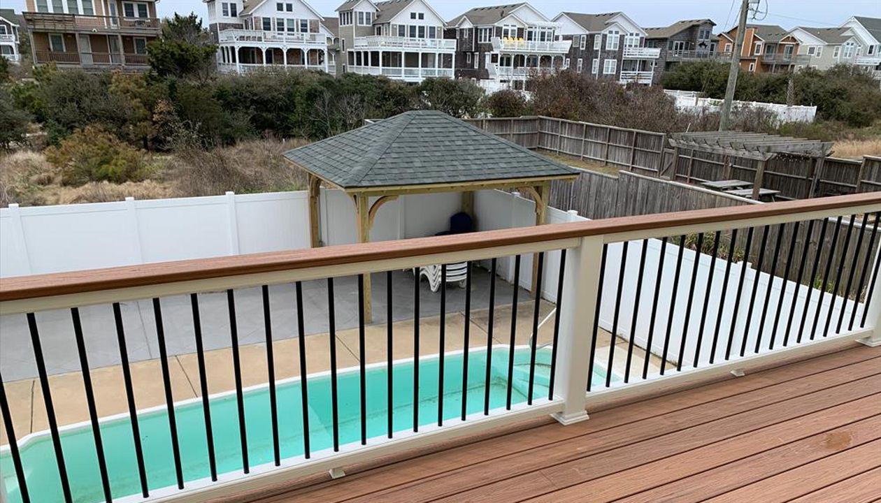 Trex Tiki Torch Decking and Transcends Rail (Tiki Torch 2x6 Cap and Round Black Aluminum Balusters)