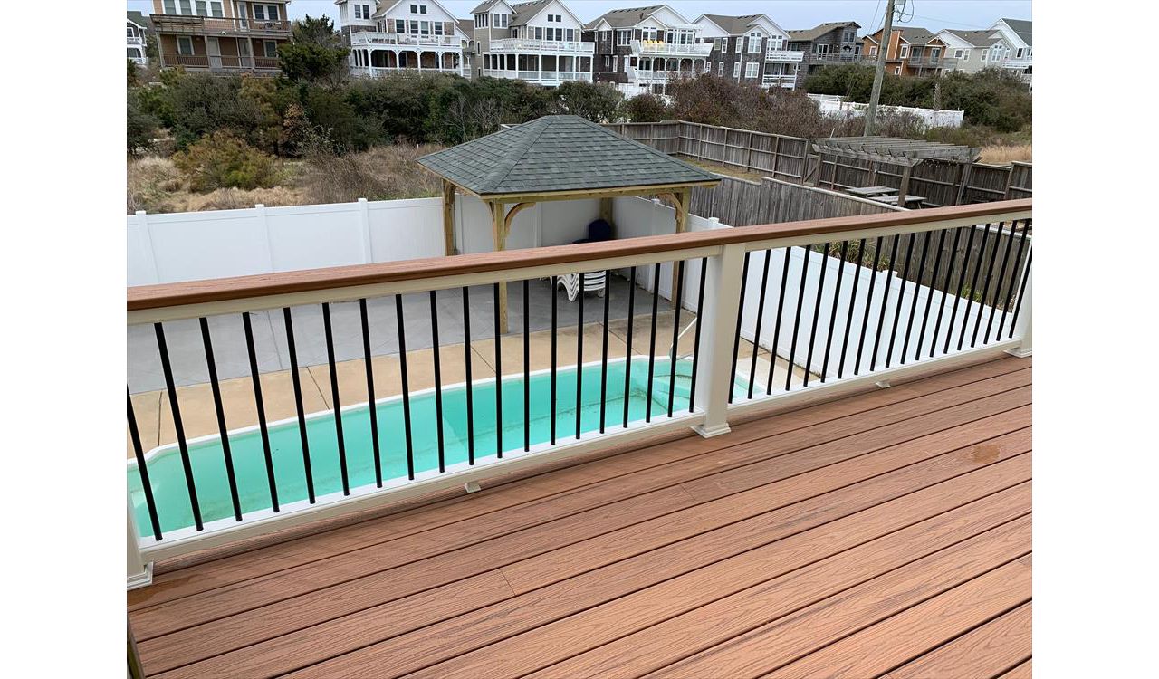 Trex Tiki Torch Decking and Transcends Rail (Tiki Torch 2x6 Cap and Round Black Aluminum Balusters)