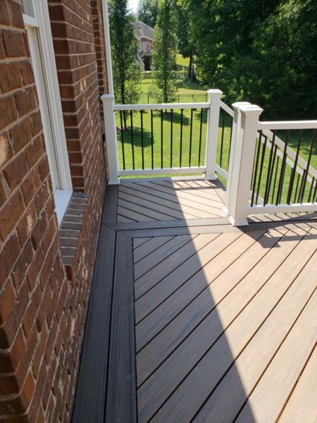 Trex Enhance Naturals Toasted Sand Main decking, Trex Transcend Vintage Lantern Border, Trex Select Railing