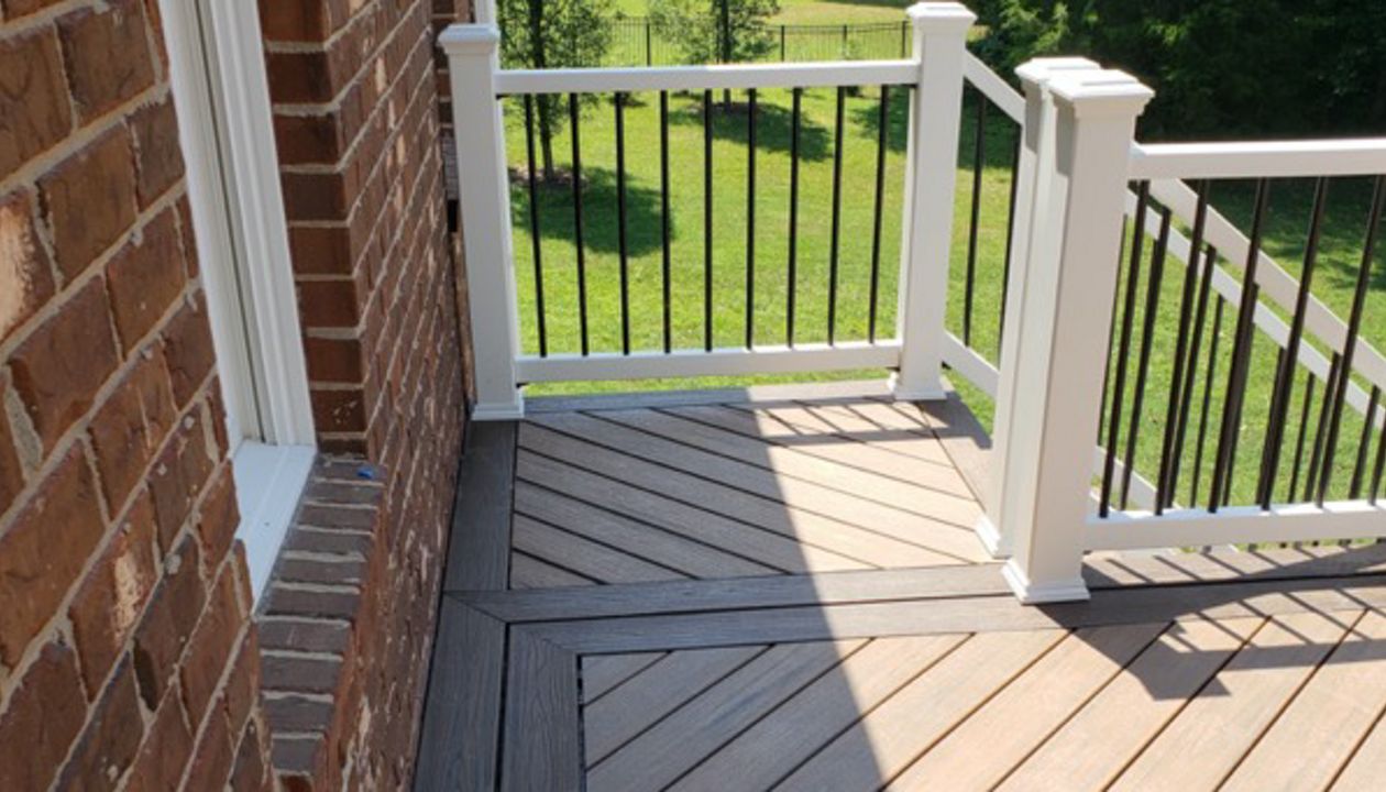 Trex Enhance Naturals Toasted Sand Main decking, Trex Transcend Vintage Lantern Border, Trex Select Railing