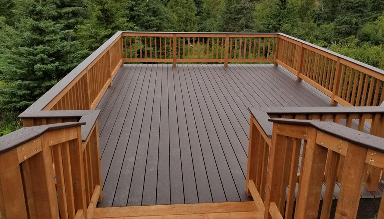 Trex Select Woodland Brown Decking, Railing cap, and Fascia wrap.