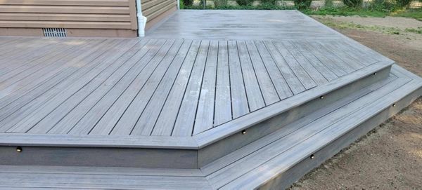 Trex Enhance Rocky Harbor deck in Grosse Pointe, MI