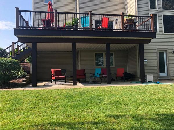 Trex Transcend Tree House and Vintage Lantern decking with Transcend Tree House and Vintage Lantern railing in Kent, OH