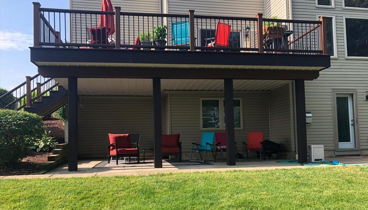 Trex Transcend Tree House and Vintage Lantern decking with Transcend Tree House and Vintage Lantern railing in Kent, OH