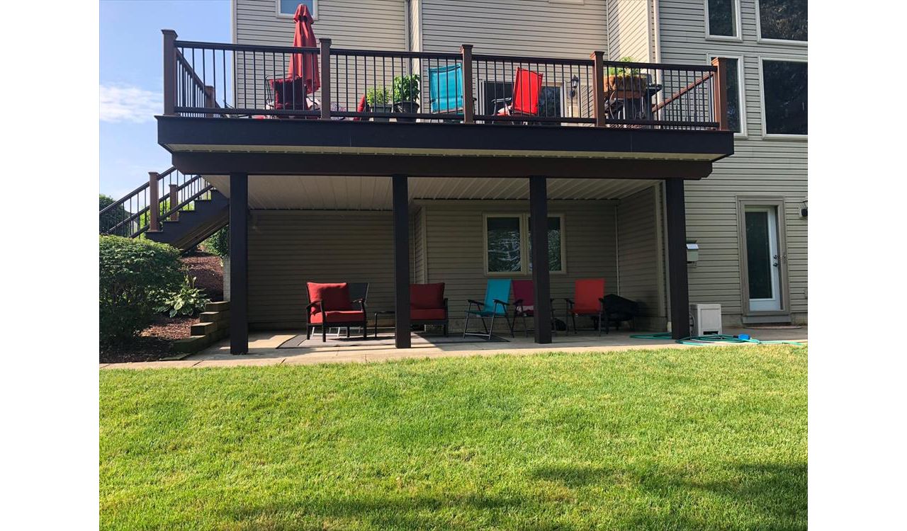 Trex Transcend Tree House and Vintage Lantern decking with Transcend Tree House and Vintage Lantern railing in Kent, OH