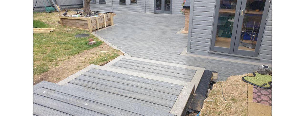 Really enjoyed this deck, Trex transcend composite decking in Island Mist colour with Gravel Path colour boarders, a large decking area with tree planter and steps leading up the garden.