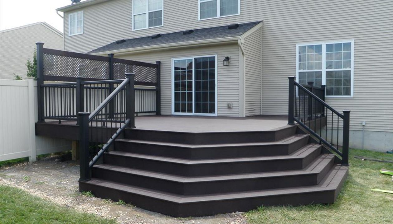 Trex Transcend Vintage Lantern Decking, Black Transcend Railing